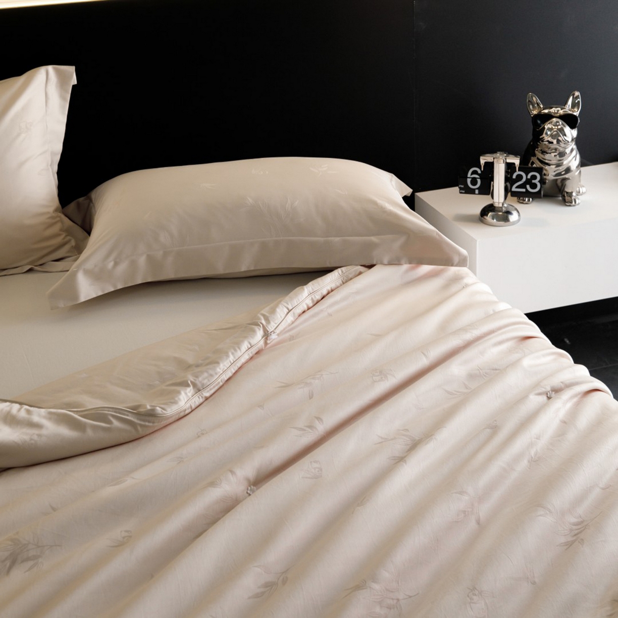 91家纺网 家纺一手货源 找家纺 俏企鹅羽绒精品馆 2025新款80S大提花熊猫抱竹被子被芯 茶金色