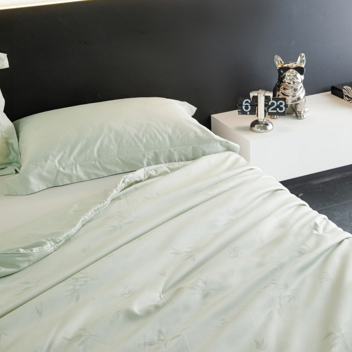 91家纺网 家纺一手货源 找家纺 俏企鹅羽绒精品馆 2025新款80S大提花熊猫抱竹被子被芯 清茶色