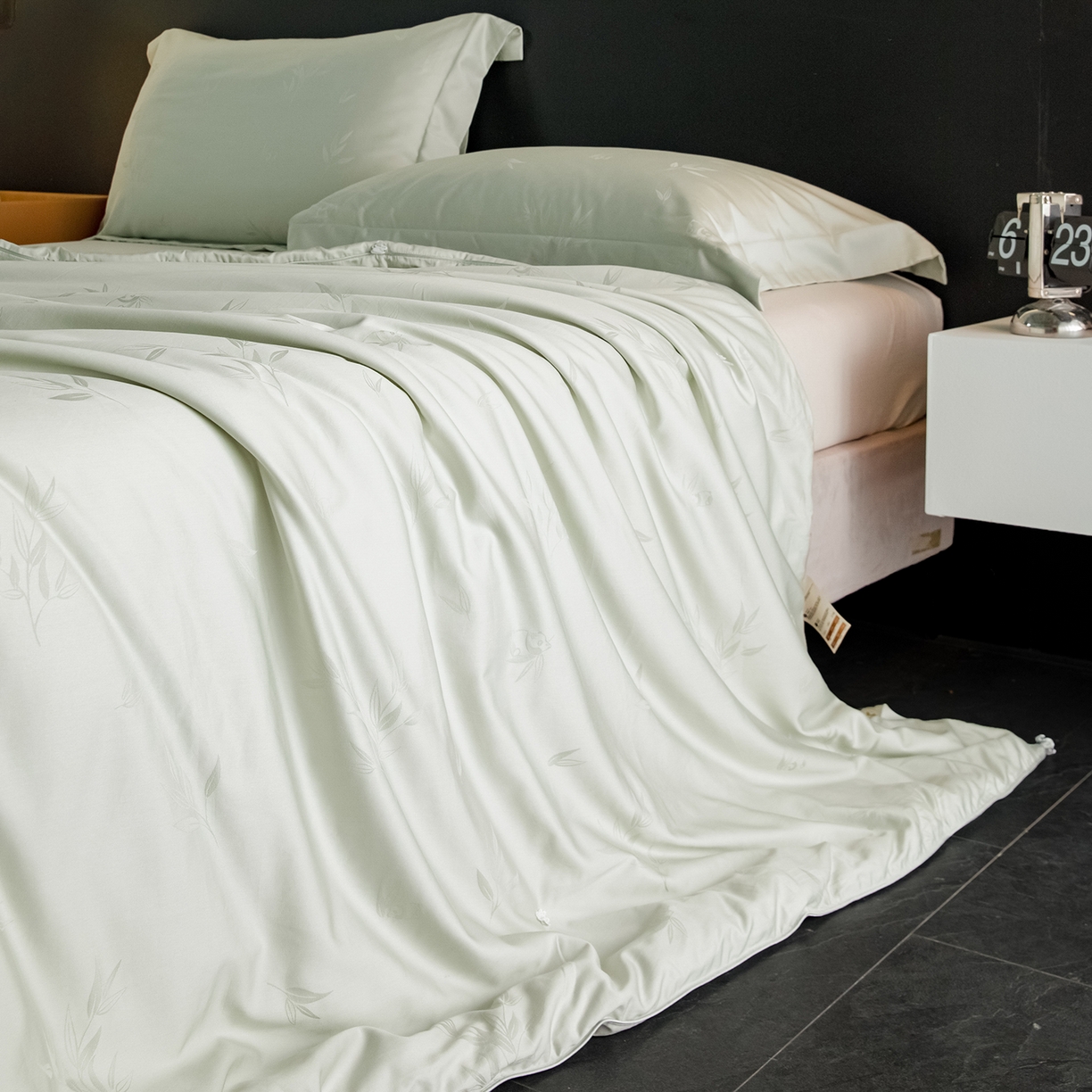 91家纺网 家纺一手货源 找家纺 俏企鹅羽绒精品馆 2025新款80S大提花熊猫抱竹被子被芯 清茶色