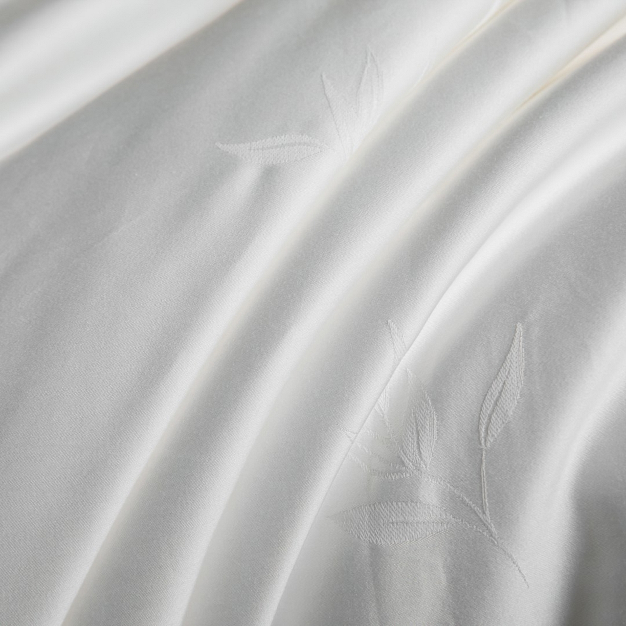 91家纺网 家纺一手货源 找家纺 俏企鹅羽绒精品馆 2025新款80S大提花熊猫抱竹被子被芯 珍珠色