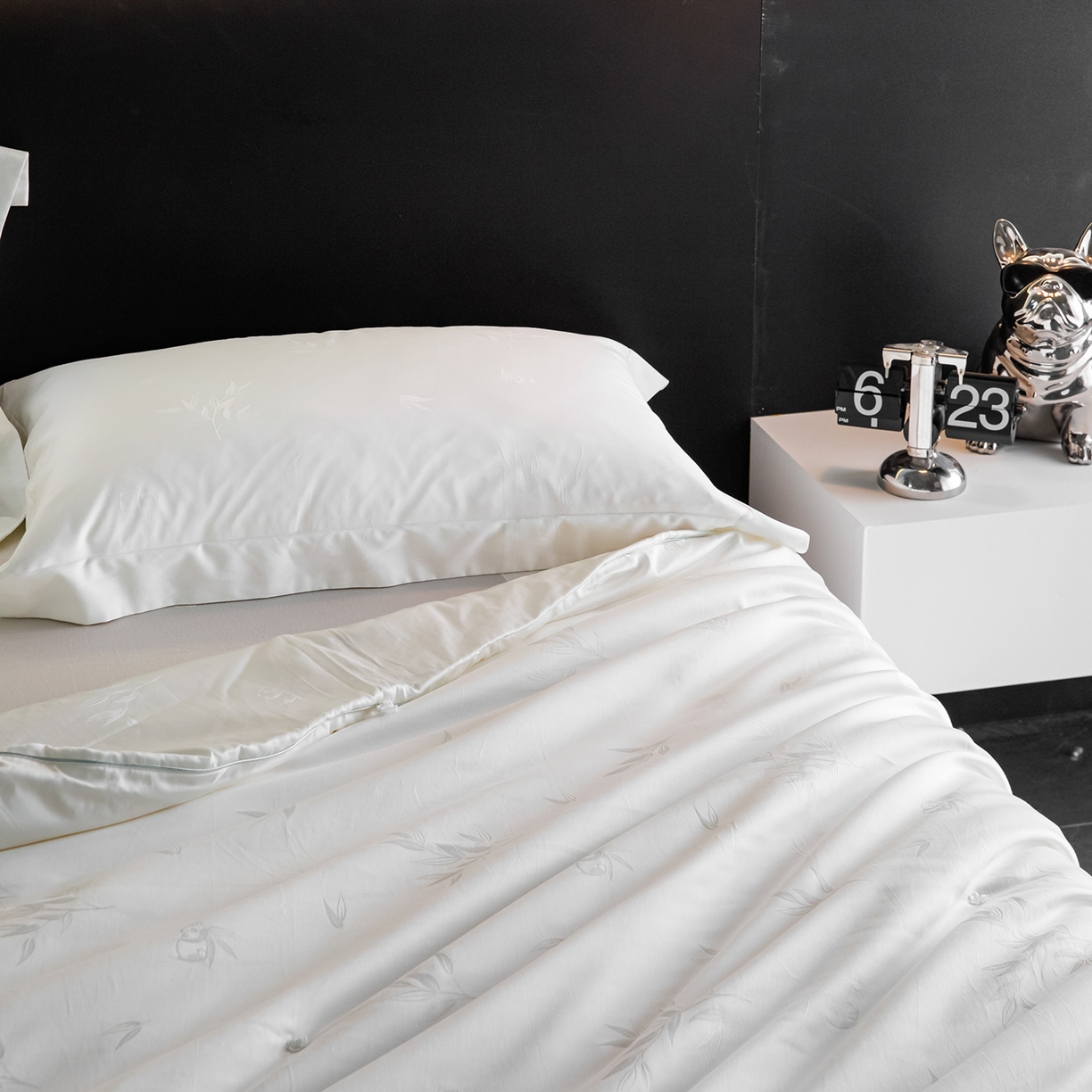 91家纺网 家纺一手货源 找家纺 俏企鹅羽绒精品馆 2025新款80S大提花熊猫抱竹被子被芯 珍珠色