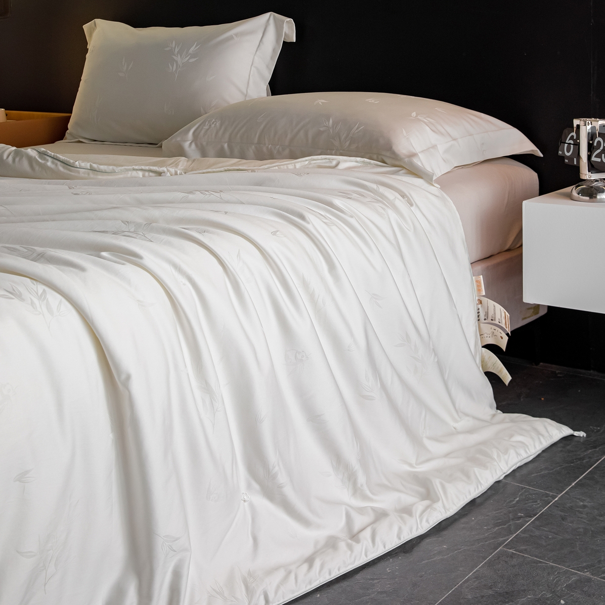 91家纺网 家纺一手货源 找家纺 俏企鹅羽绒精品馆 2025新款80S大提花熊猫抱竹被子被芯 珍珠色