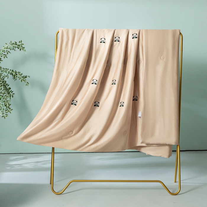 91家纺网 家纺一手货源 找家纺 小叮当家纺仓储工厂店 （提供买家秀 爆款花型 不断货）2025新款A类水洗真丝满绣夏被夏凉被四件套 熊猫香槟