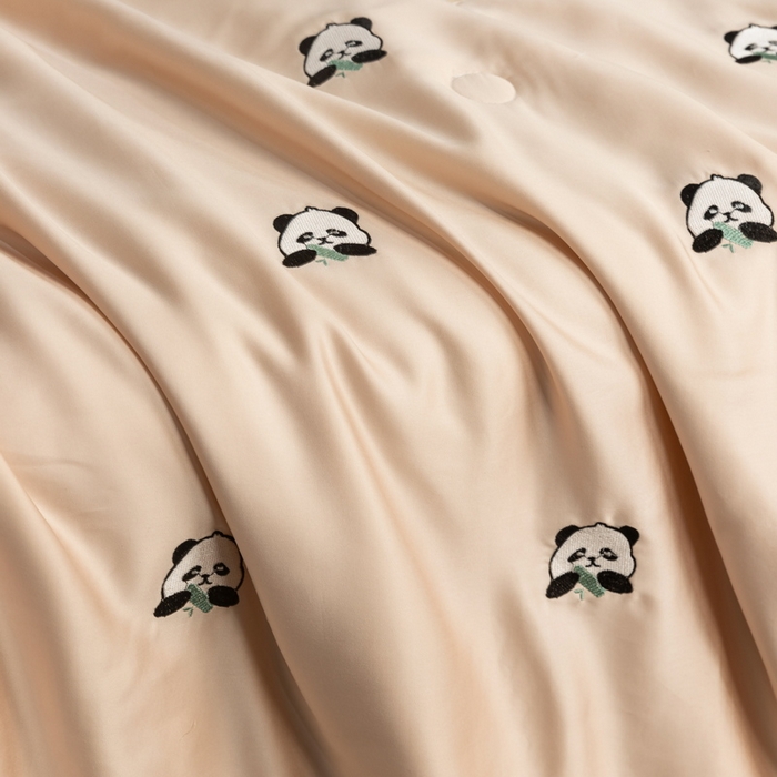 91家纺网 家纺一手货源 找家纺 小叮当家纺仓储工厂店 （提供买家秀 爆款花型 不断货）2025新款A类水洗真丝满绣夏被夏凉被四件套 熊猫香槟