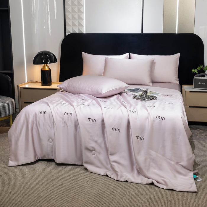 91家纺网 家纺一手货源 找家纺 小叮当家纺仓储工厂店 （提供买家秀 爆款花型 不断货）2025新款A类水洗真丝满绣夏被夏凉被四件套 minmin紫色