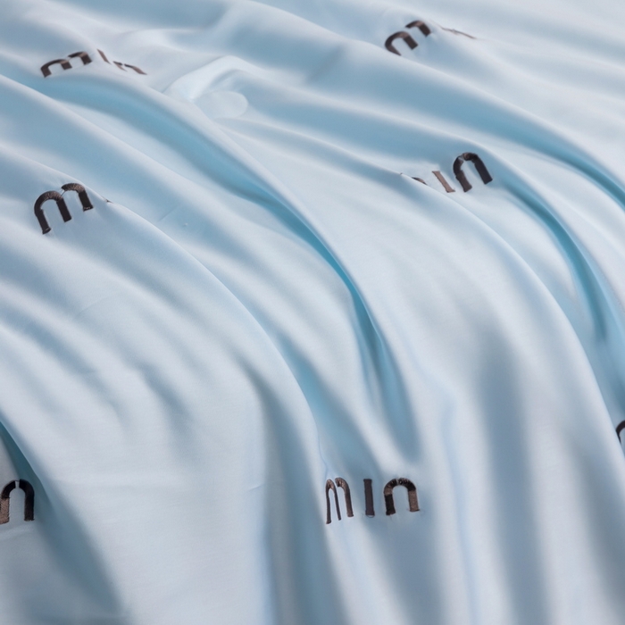 91家纺网 家纺一手货源 找家纺 小叮当家纺仓储工厂店 （提供买家秀 爆款花型 不断货）2025新款A类水洗真丝满绣夏被夏凉被四件套 minmin水蓝