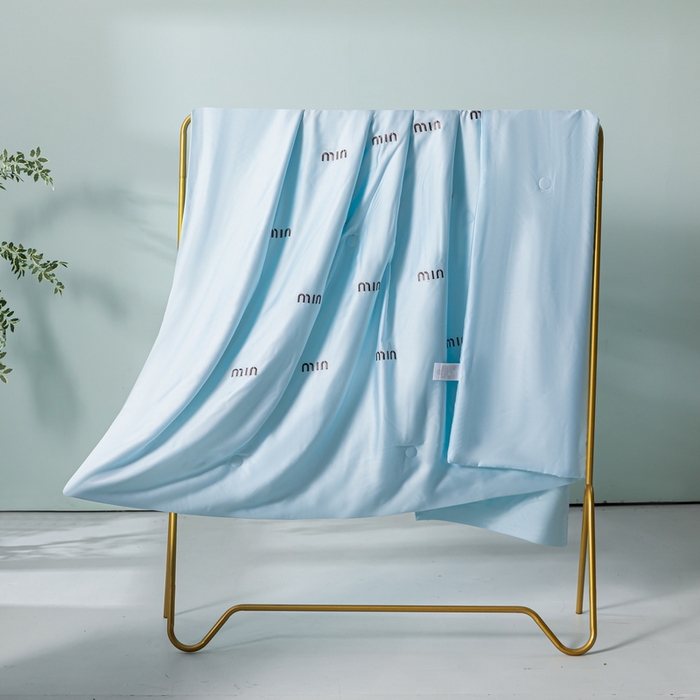 91家纺网 家纺一手货源 找家纺 小叮当家纺仓储工厂店 （提供买家秀 爆款花型 不断货）2025新款A类水洗真丝满绣夏被夏凉被四件套 minmin水蓝