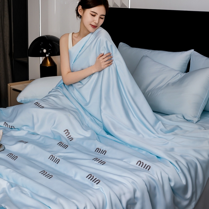 91家纺网 家纺一手货源 找家纺 小叮当家纺仓储工厂店 （提供买家秀 爆款花型 不断货）2025新款A类水洗真丝满绣夏被夏凉被四件套 minmin水蓝