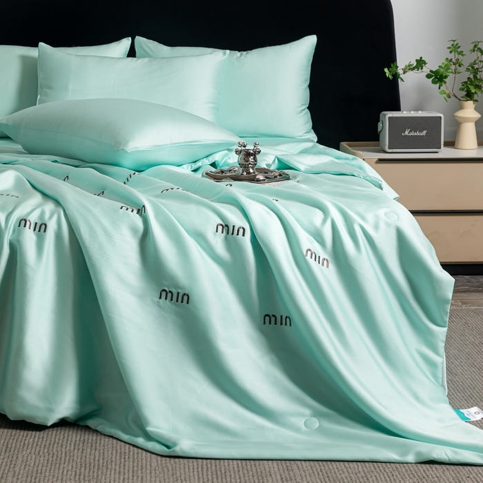 91家纺网 家纺一手货源 找家纺 小叮当家纺仓储工厂店 （提供买家秀 爆款花型 不断货）2025新款A类水洗真丝满绣夏被夏凉被四件套 minmin水绿