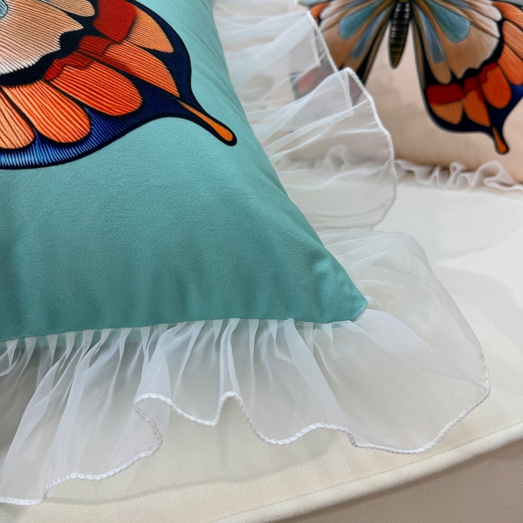 91家纺网 家纺一手货源 找家纺 爱家居 2025新款荷兰绒双面数码印花蕾丝款蝴蝶系列抱枕 蓝蝴蝶—方枕