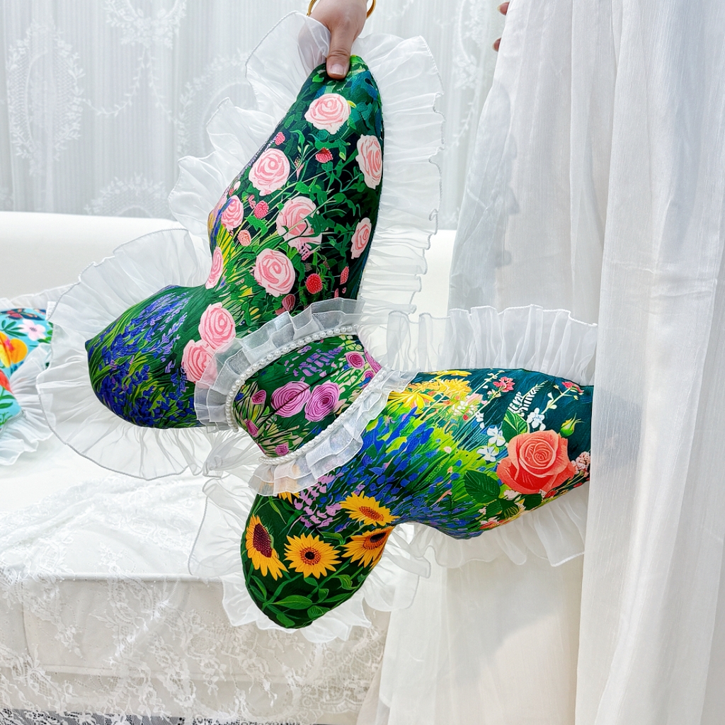 91家纺网 家纺一手货源 找家纺 爱家居 2025新款荷兰绒双面数码印花蕾丝款蝴蝶系列抱枕 莫奈花园—蝴蝶