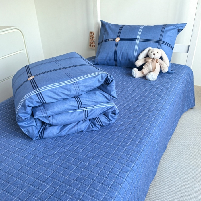 91家纺网 家纺一手货源 找家纺 锦彩家居 2025新款正宗13372全棉学生三件套全棉印花学生宿舍上下铺三件套（量大可定制价格可谈）提供买家秀 经典蓝格