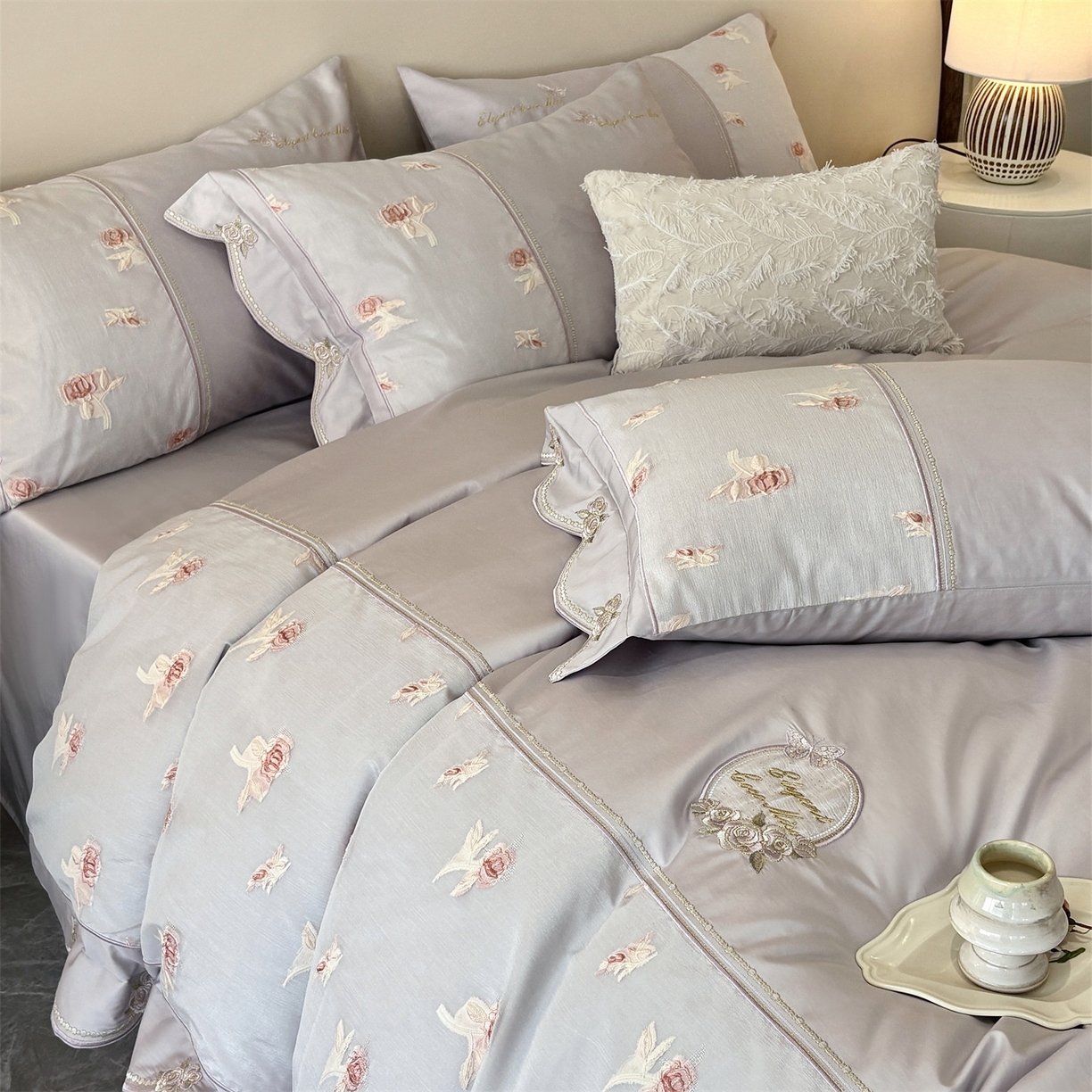 91家纺网 家纺一手货源 找家纺 鼎飞家纺  2025新款拼接绣花莫奈花园系列四件套 莫奈花园-紫灰