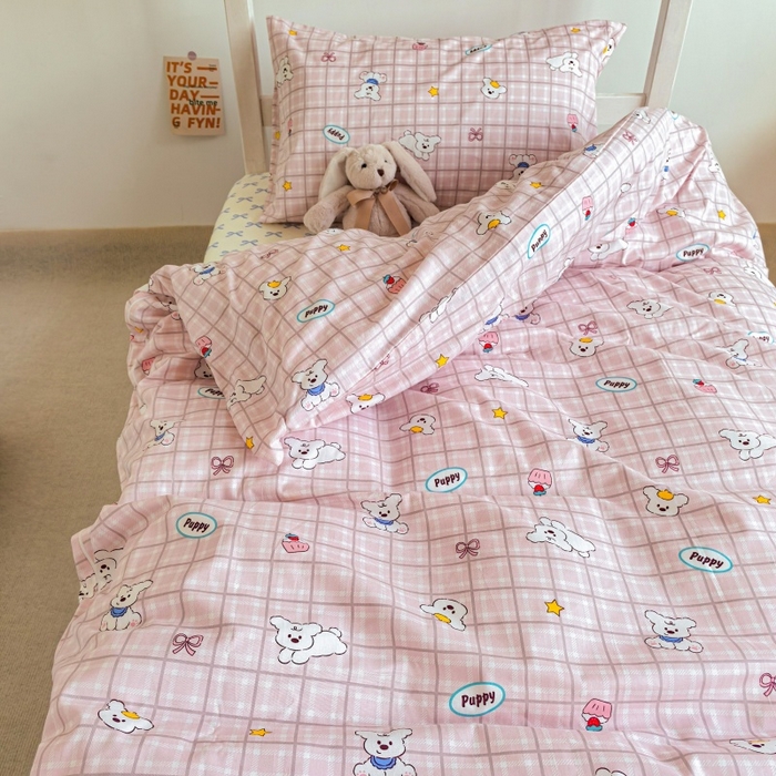 91家纺网 家纺一手货源 找家纺 锦彩家居 2025新款正宗13372全棉学生三件套全棉印花学生宿舍上下铺三件套（量大可定制价格可谈）提供买家秀 粉格小白