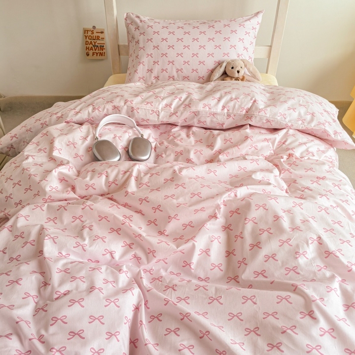 91家纺网 家纺一手货源 找家纺 锦彩家居 2025新款正宗13372全棉学生三件套全棉印花学生宿舍上下铺三件套（量大可定制价格可谈）提供买家秀 粉蝴蝶结