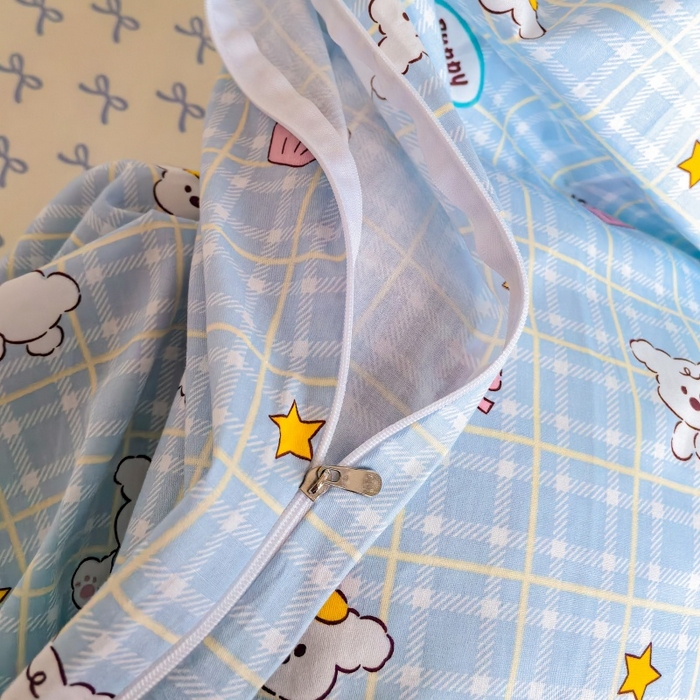 91家纺网 家纺一手货源 找家纺 锦彩家居 2025新款正宗13372全棉学生三件套全棉印花学生宿舍上下铺三件套（量大可定制价格可谈）提供买家秀 蓝格小白