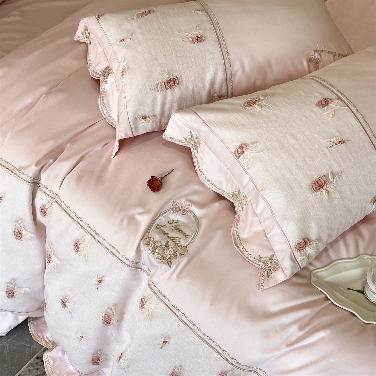 91家纺网 家纺一手货源 找家纺 鼎飞家纺  2025新款拼接绣花莫奈花园系列四件套 莫奈花园-蜜粉