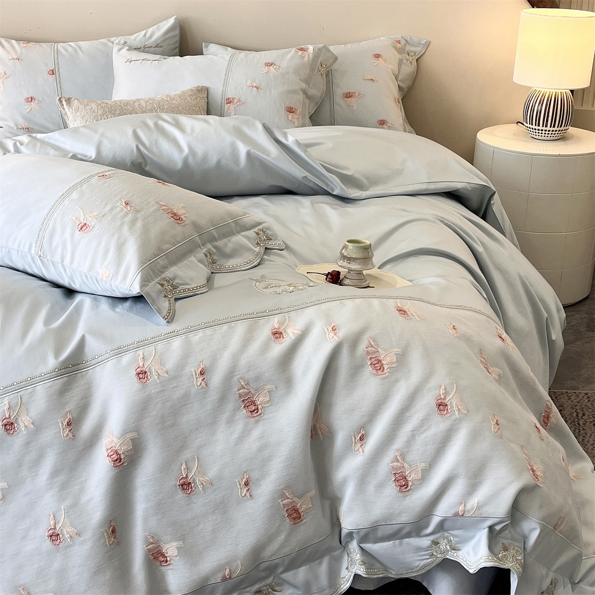 91家纺网 家纺一手货源 找家纺 鼎飞家纺  2025新款拼接绣花莫奈花园系列四件套 莫奈花园-云蓝