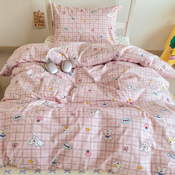 91家纺网 家纺一手货源 找家纺 锦彩家居 2025新款正宗13372全棉学生三件套全棉印花学生宿舍上下铺三件套（量大可定制价格可谈）提供买家秀 粉格小白