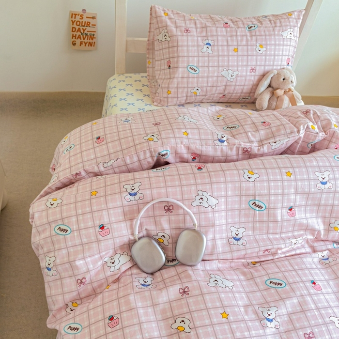 91家纺网 家纺一手货源 找家纺 锦彩家居 2025新款正宗13372全棉学生三件套全棉印花学生宿舍上下铺三件套（量大可定制价格可谈）提供买家秀 粉格小白