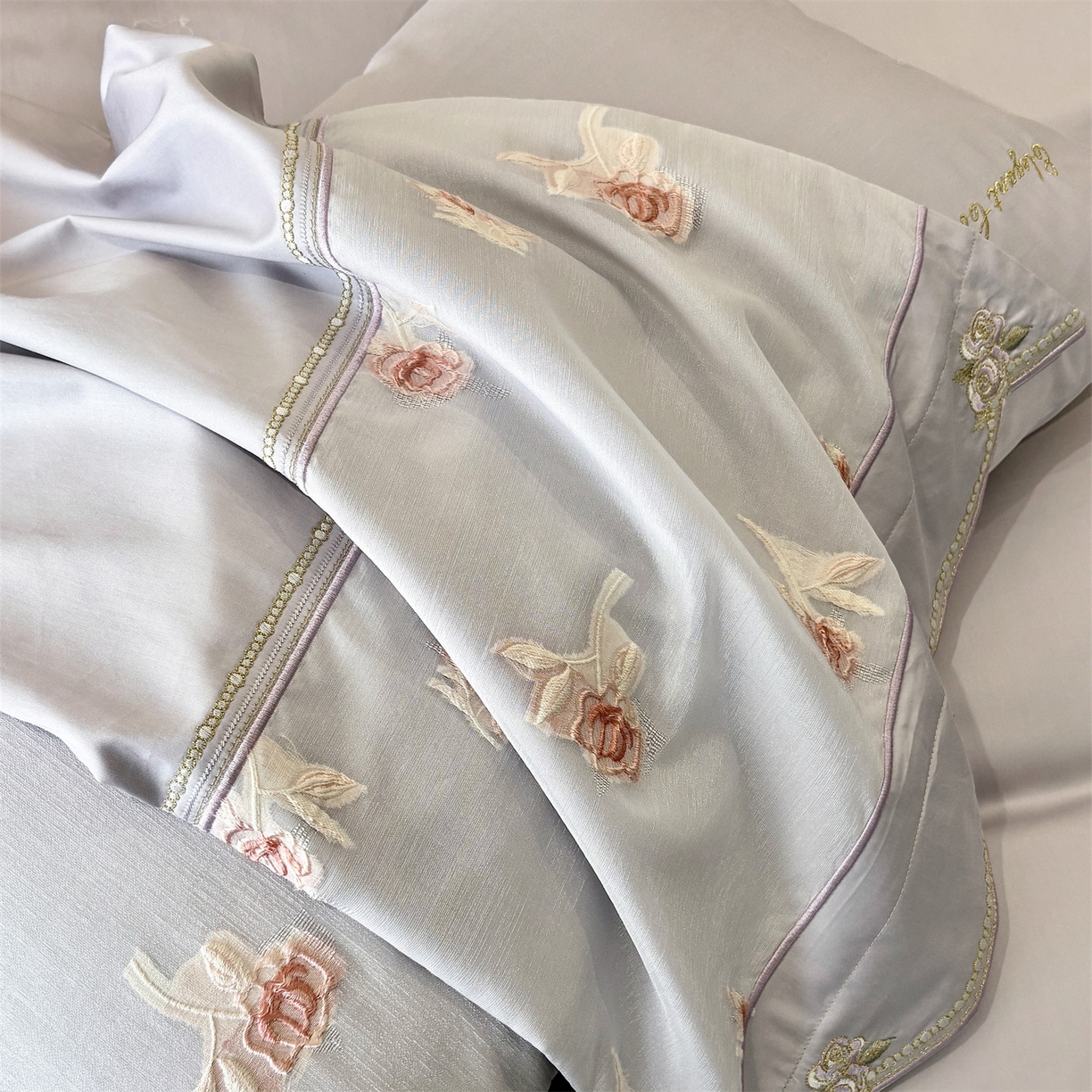 91家纺网 家纺一手货源 找家纺 鼎飞家纺  2025新款拼接绣花莫奈花园系列四件套 莫奈花园-紫灰