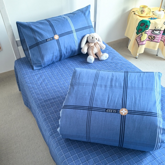 91家纺网 家纺一手货源 找家纺 锦彩家居 2025新款正宗13372全棉学生三件套全棉印花学生宿舍上下铺三件套（量大可定制价格可谈）提供买家秀 经典蓝格