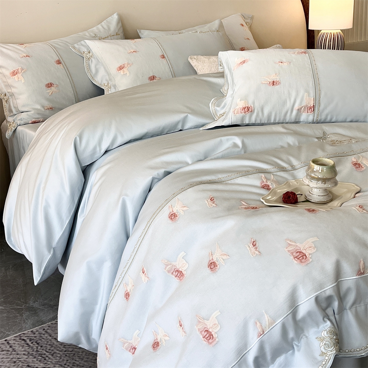 91家纺网 家纺一手货源 找家纺 鼎飞家纺  2025新款拼接绣花莫奈花园系列四件套 莫奈花园-云蓝