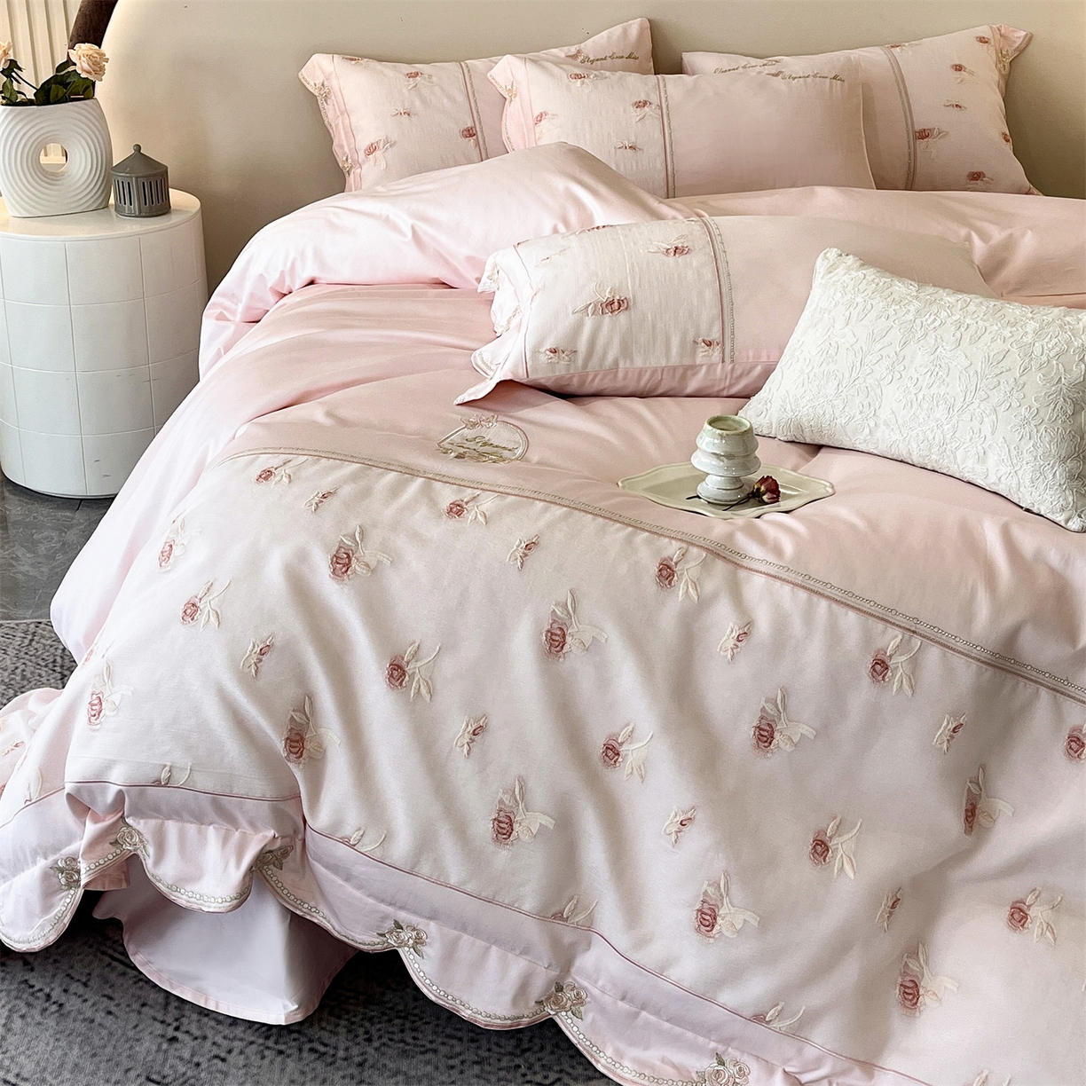 91家纺网 家纺一手货源 找家纺 鼎飞家纺  2025新款拼接绣花莫奈花园系列四件套 莫奈花园-蜜粉