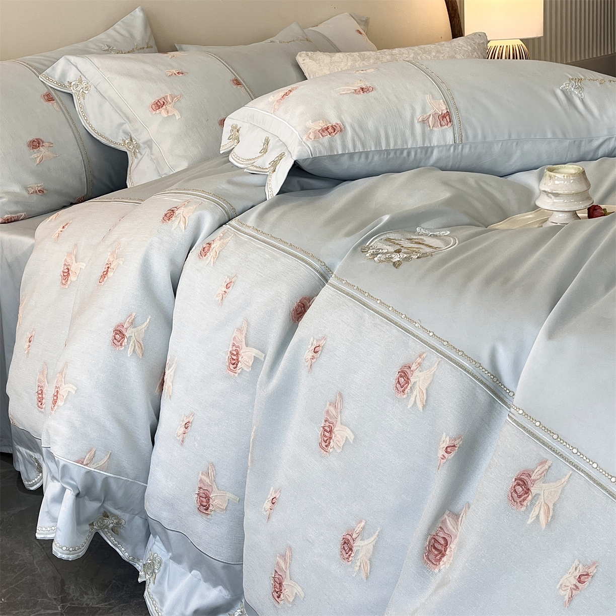 91家纺网 家纺一手货源 找家纺 鼎飞家纺  2025新款拼接绣花莫奈花园系列四件套 莫奈花园-云蓝