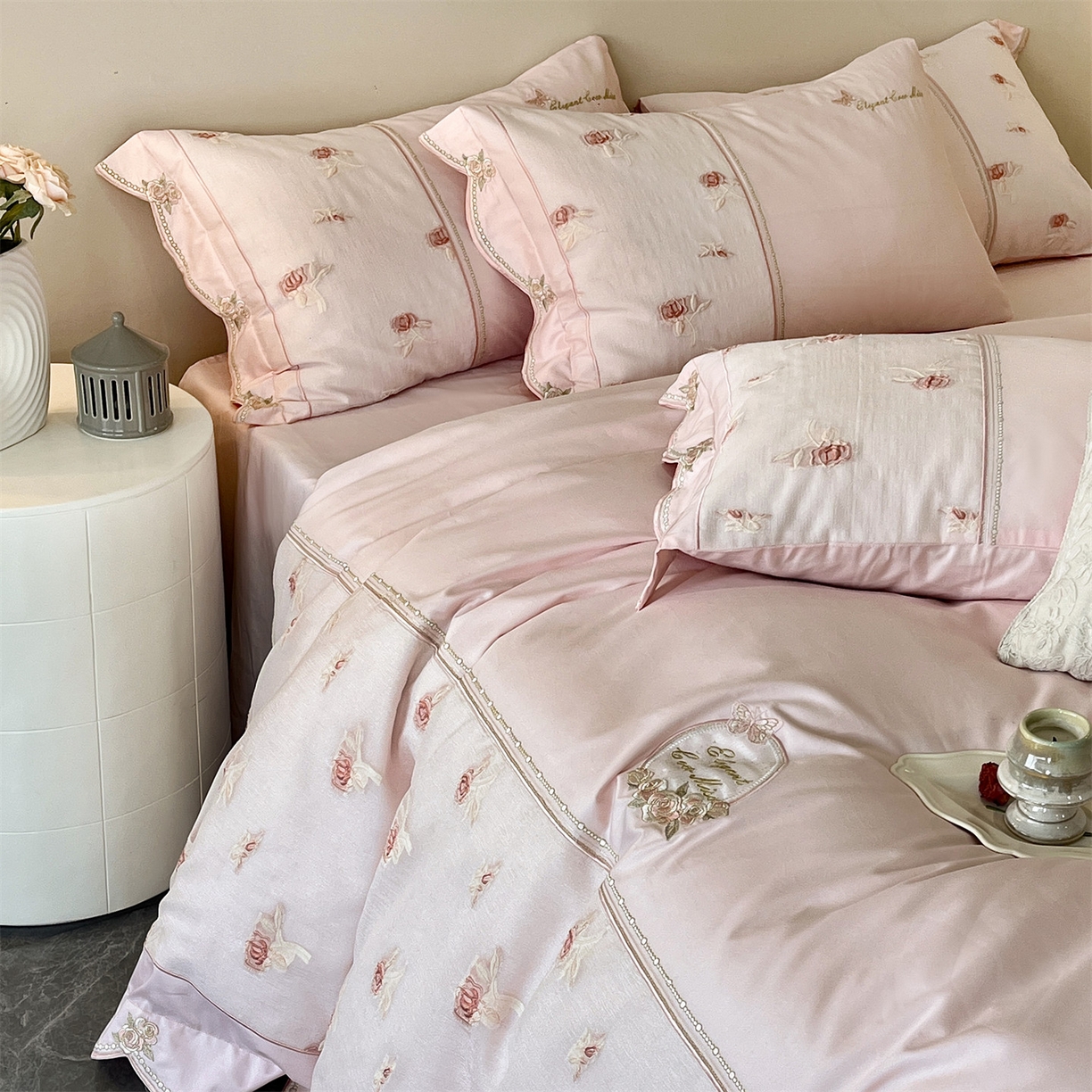 91家纺网 家纺一手货源 找家纺 鼎飞家纺  2025新款拼接绣花莫奈花园系列四件套 莫奈花园-蜜粉