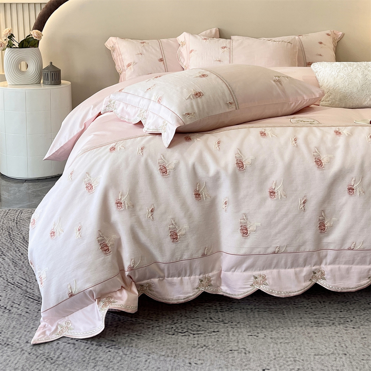 91家纺网 家纺一手货源 找家纺 鼎飞家纺  2025新款拼接绣花莫奈花园系列四件套 莫奈花园-蜜粉