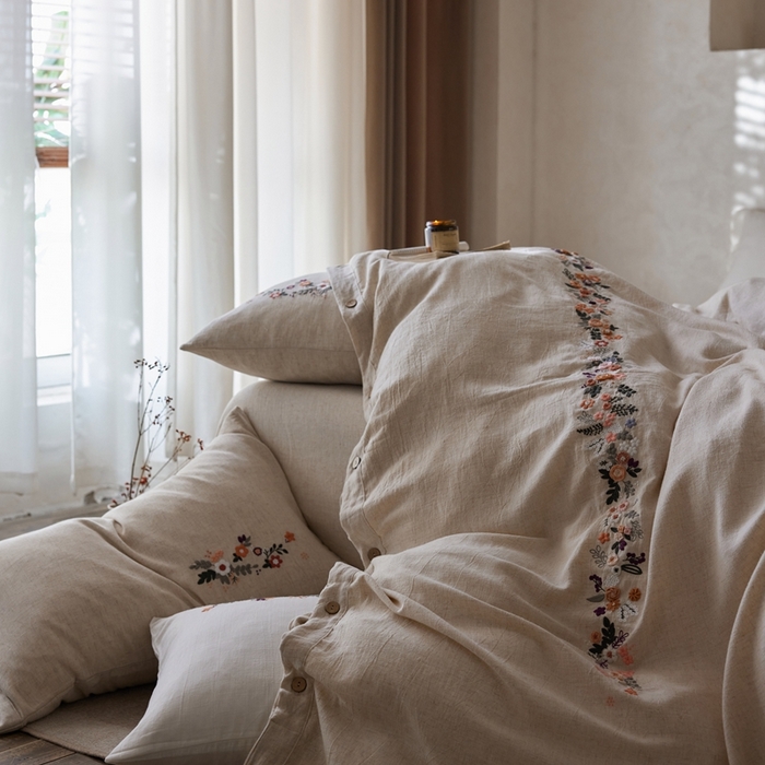 91家纺网 家纺一手货源 找家纺 安莱生活 2025新款手工绣鲁绣天丝麻高端四件套 绣春归-麻本