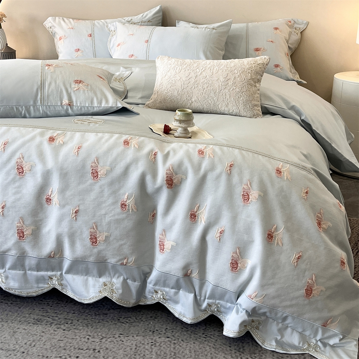 91家纺网 家纺一手货源 找家纺 鼎飞家纺  2025新款拼接绣花莫奈花园系列四件套 莫奈花园-云蓝