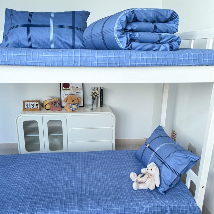 91家纺网 家纺一手货源 找家纺 锦彩家居 2025新款正宗13372全棉学生三件套全棉印花学生宿舍上下铺三件套（量大可定制价格可谈）提供买家秀 经典蓝格