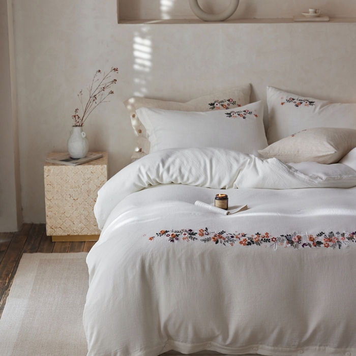 91家纺网 家纺一手货源 找家纺 安莱生活 2025新款手工绣鲁绣天丝麻高端四件套 绣春归-本白