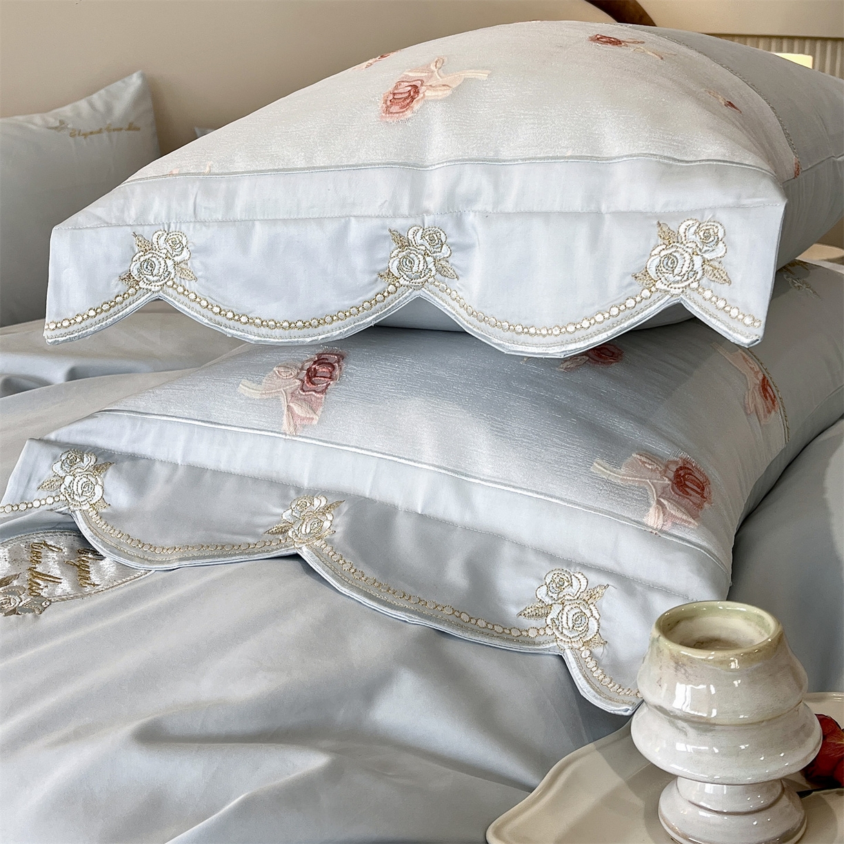 91家纺网 家纺一手货源 找家纺 鼎飞家纺  2025新款拼接绣花莫奈花园系列四件套 莫奈花园-云蓝