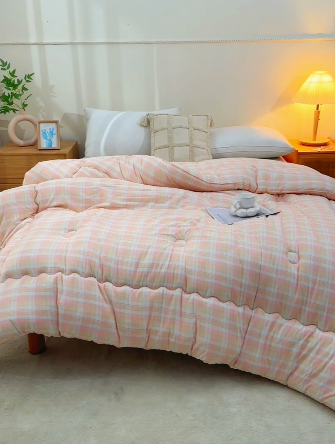 91家纺网 家纺一手货源 找家纺 易展2025新款无印水洗棉格子大豆冬被 浅轻粉