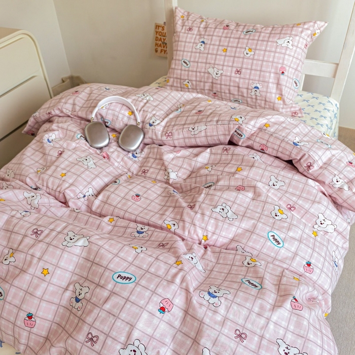 91家纺网 家纺一手货源 找家纺 锦彩家居 2025新款正宗13372全棉学生三件套全棉印花学生宿舍上下铺三件套（量大可定制价格可谈）提供买家秀 粉格小白