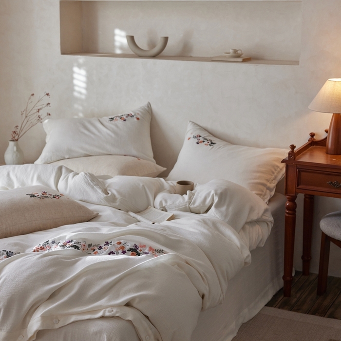 91家纺网 家纺一手货源 找家纺 安莱生活 2025新款手工绣鲁绣天丝麻高端四件套 绣春归-本白