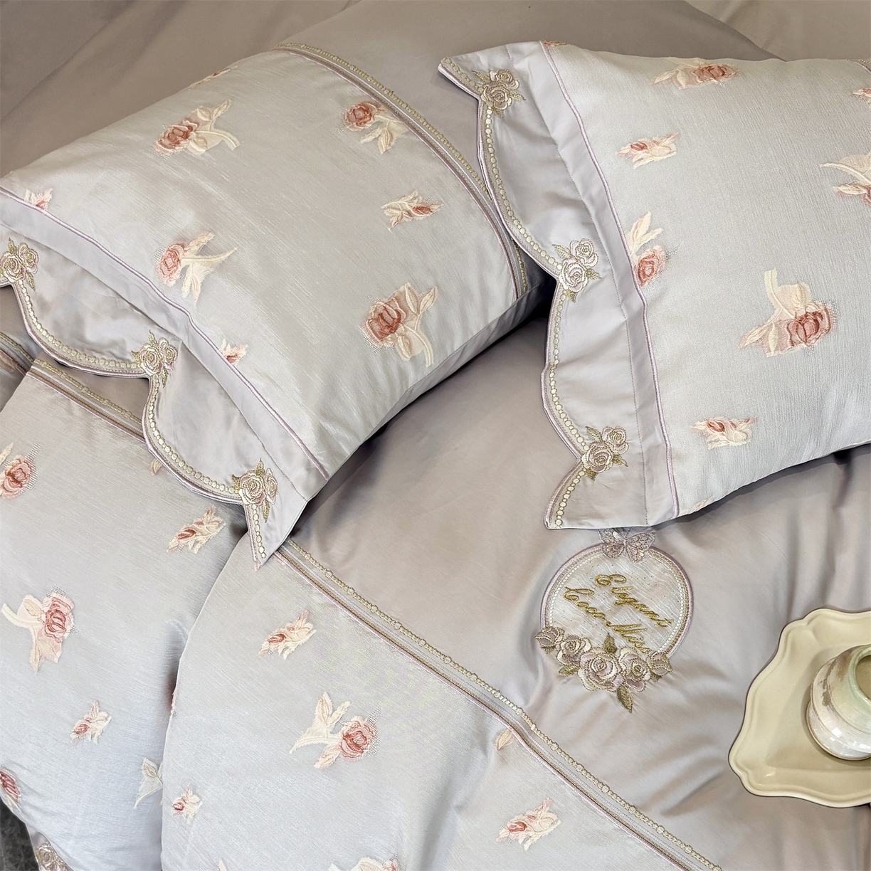 91家纺网 家纺一手货源 找家纺 鼎飞家纺  2025新款拼接绣花莫奈花园系列四件套 莫奈花园-紫灰