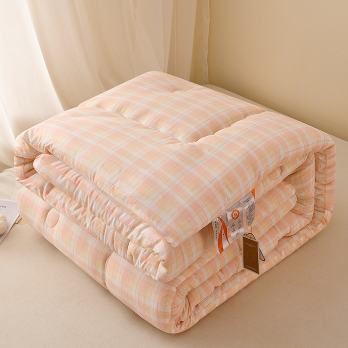 91家纺网 家纺一手货源 找家纺 易展2025新款无印水洗棉格子大豆冬被 浅轻粉