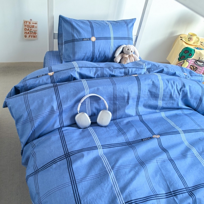 91家纺网 家纺一手货源 找家纺 锦彩家居 2025新款正宗13372全棉学生三件套全棉印花学生宿舍上下铺三件套（量大可定制价格可谈）提供买家秀 经典蓝格