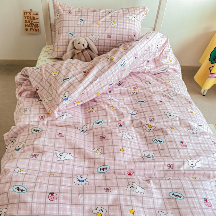 91家纺网 家纺一手货源 找家纺 锦彩家居 2025新款正宗13372全棉学生三件套全棉印花学生宿舍上下铺三件套（量大可定制价格可谈）提供买家秀 粉格小白