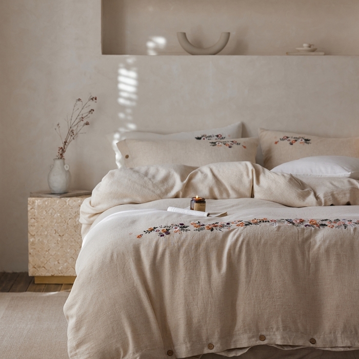 91家纺网 家纺一手货源 找家纺 安莱生活 2025新款手工绣鲁绣天丝麻高端四件套 绣春归-麻本