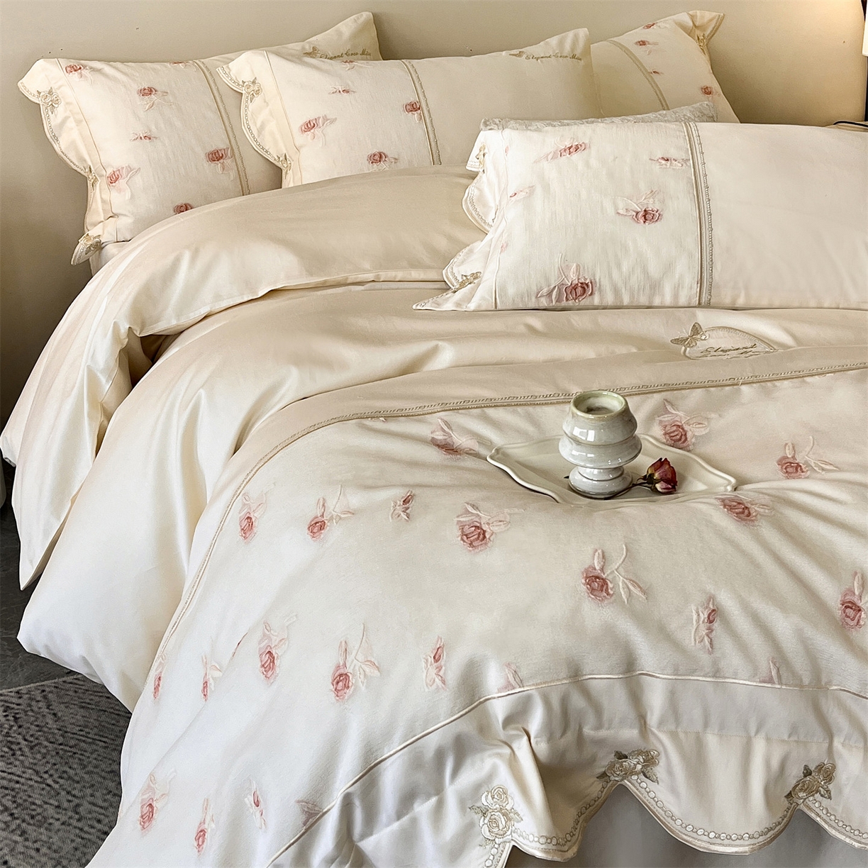 91家纺网 家纺一手货源 找家纺 鼎飞家纺  2025新款拼接绣花莫奈花园系列四件套 莫奈花园-奶油