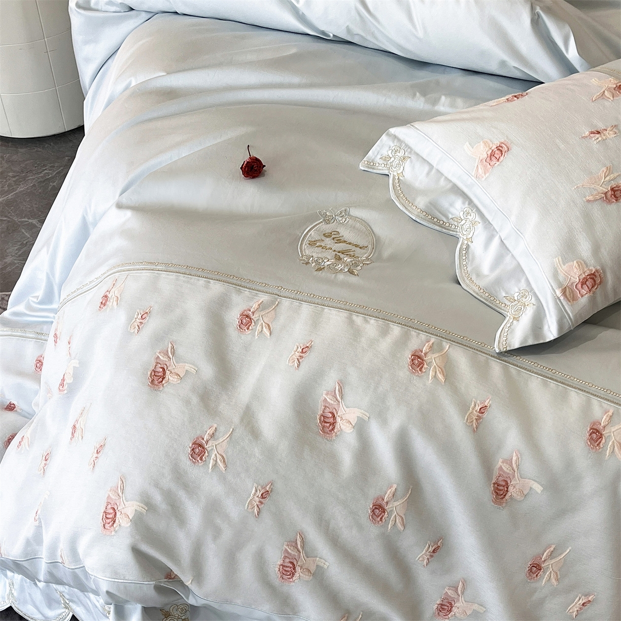 91家纺网 家纺一手货源 找家纺 鼎飞家纺  2025新款拼接绣花莫奈花园系列四件套 莫奈花园-云蓝