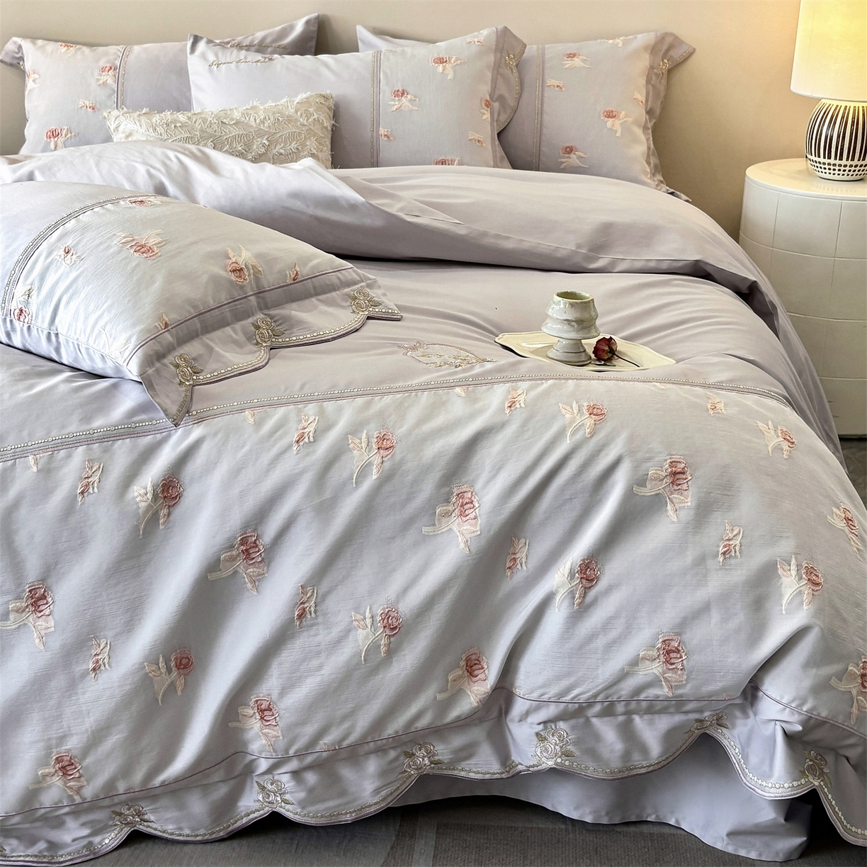 91家纺网 家纺一手货源 找家纺 鼎飞家纺  2025新款拼接绣花莫奈花园系列四件套 莫奈花园-紫灰