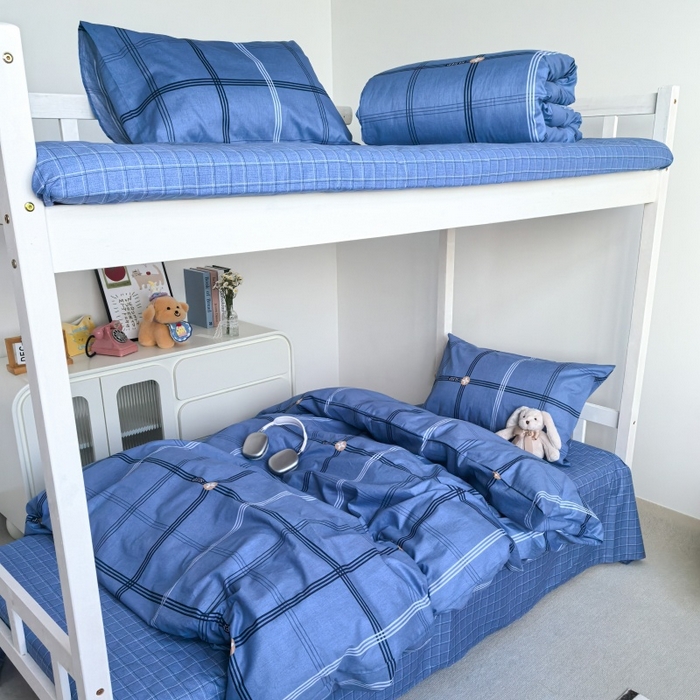 91家纺网 家纺一手货源 找家纺 锦彩家居 2025新款正宗13372全棉学生三件套全棉印花学生宿舍上下铺三件套（量大可定制价格可谈）提供买家秀 经典蓝格