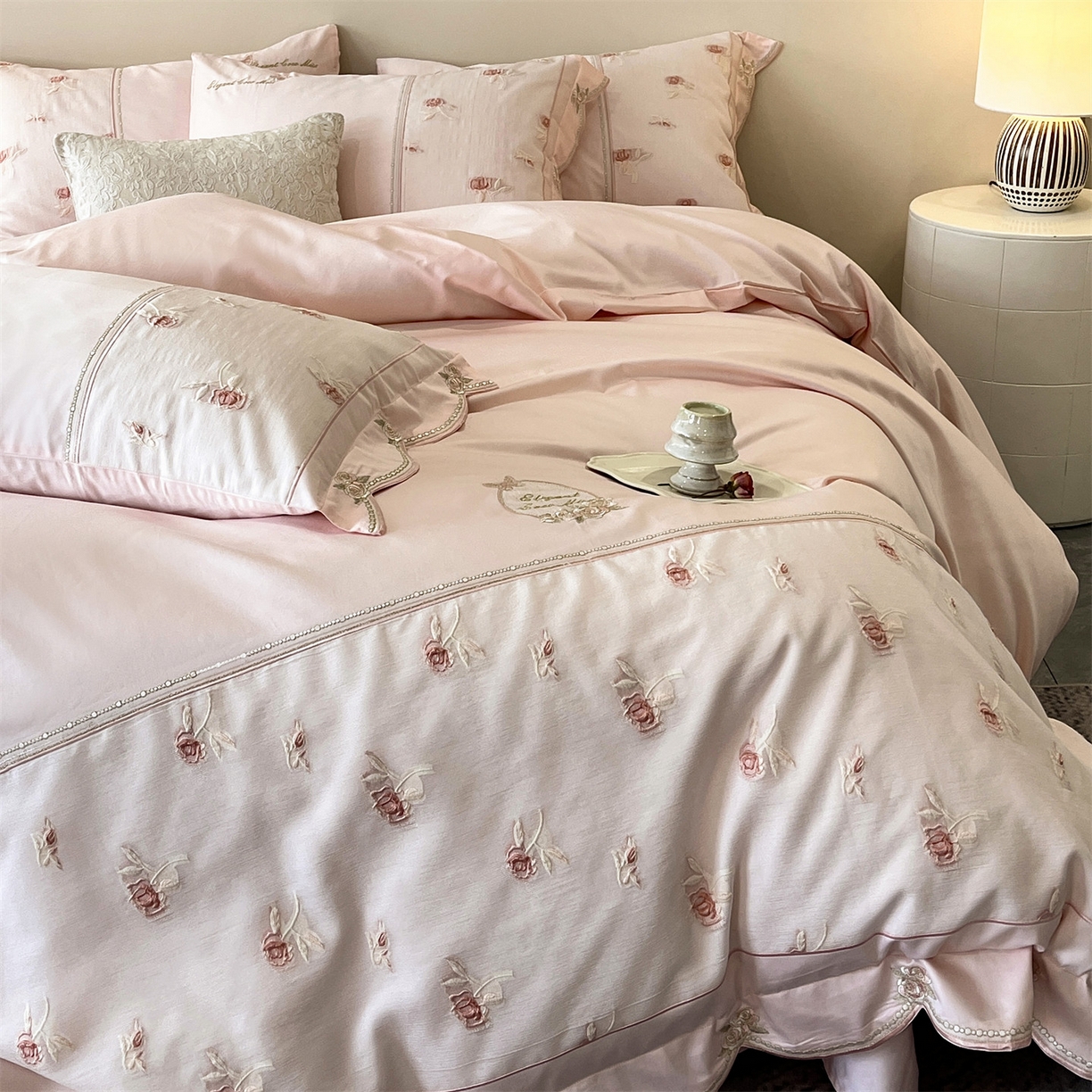 91家纺网 家纺一手货源 找家纺 （总）鼎飞家纺  2025新款拼接绣花莫奈花园系列四件套