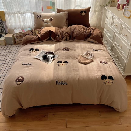 91家纺网 家纺一手货源 找家纺 优兰朵 2025新款爆款宿舍可爱水洗棉毛巾绣四件套 焦糖大耳兔